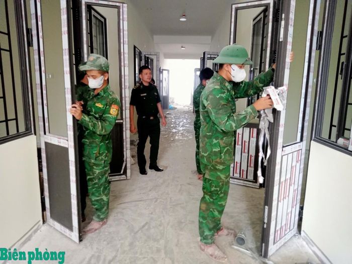 Cán bộ, chiến sĩ Đồn Biên phòng Dục Nông lắp ráp hệ thống cửa các phòng chức năng. Ảnh: Văn Tánh