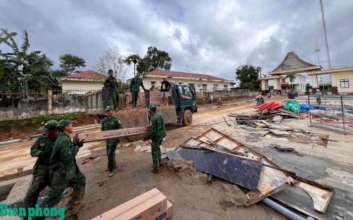 Cán bộ, chiến sĩ Đồn Biên Phòng Rờ Kơi tham gia vận chuyển, lắp ráp thiết bị dạy học. Ảnh: Văn Tánh
