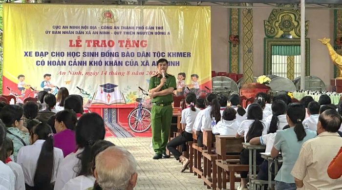 Đại diện Công an xã An Ninh tuyên truyền, phổ biến pháp luật về các phương thức, thủ đoạn của tội phạm trên không gian mạng;