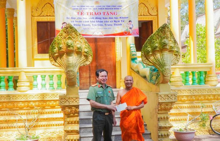 Phòng A02 Cục An ninh Nội địa tặng quà cho Đại diện chùa Đại Thọ