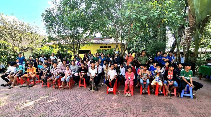 Đông đảo học sinh, phụ huynh và người dân hào hứng tham dự chương trình 