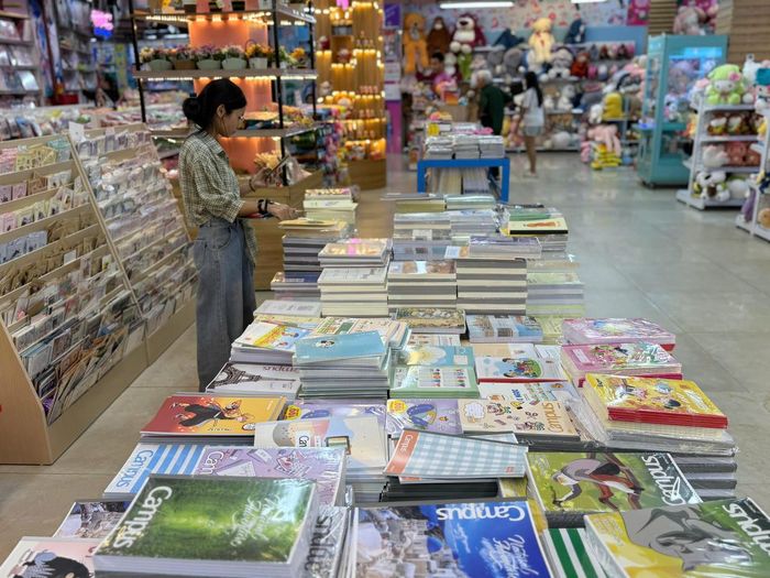 Vở học sinh có giá khoảng 8.000-20.000 đồng/quyển; bút bi phổ biến ở mức 5.000-20.000 đồng/sản phẩm. Balo học sinh loại phổ thông có giá khoảng 300.000 đồng/sản phẩm. Các dòng chống gù, chống thấm hoặc có bánh xe kéo có giá từ 700.000 đồng đến hơn 1 triệu đồng... Giá các mặt hàng nhìn chung không tăng so với năm học trước. (Ảnh: Thanh Hà).