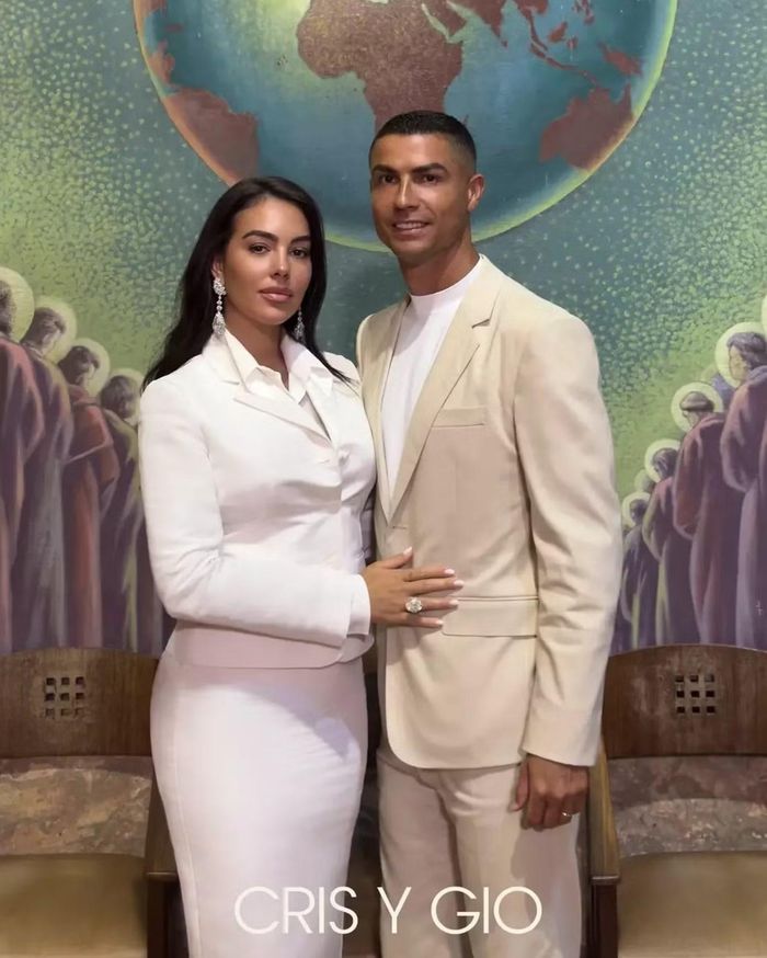 Ronaldo và Georgina mặc trang phục đơn giản trong ngày trọng đại.