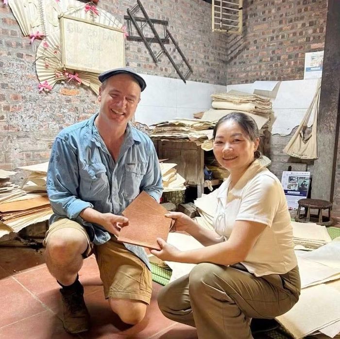 Du khách trải nghiệm làm giấy dó.