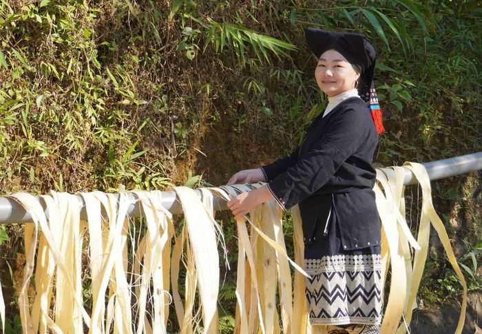 Chị Lý Seo Mai, người khôi phục nghề làm giấy dó ở bản Sưng.