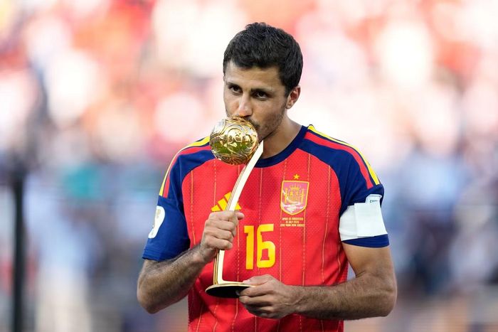 Rodri, cầu thủ hay nhất World Cup 2026, sắp gia nhập Barca.