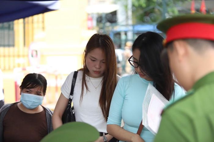 Làm thủ tục vào phòng xử án.