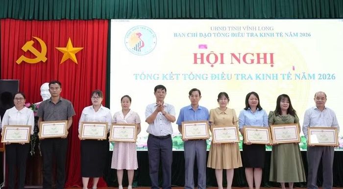 Khen thưởng các tập thể, cá nhân có thành tích xuất sắc trong thực hiện Tổng điều tra kinh tế 2026 tỉnh Vĩnh Long.