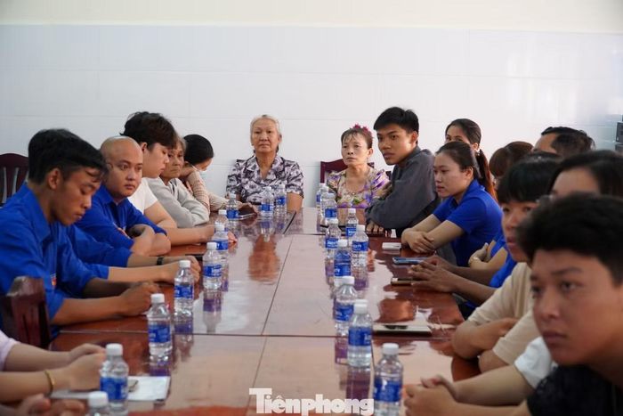 Người dân cùng đoàn viên thanh niên địa phương theo dõi tại buổi tập huấn chuyển giao khoa học kỹ thuật nông nghiệp.