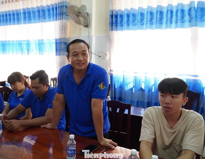 Anh Trần Văn Thừa - Bí thư Chi đoàn ấp Nhứt Trung (xã Tiểu Cần) đặt câu hỏi về kiến thức sản xuất tại lớp chuyển giao kỹ thuật nông nghiệp của sinh viên tình nguyện ĐH Trà Vinh.