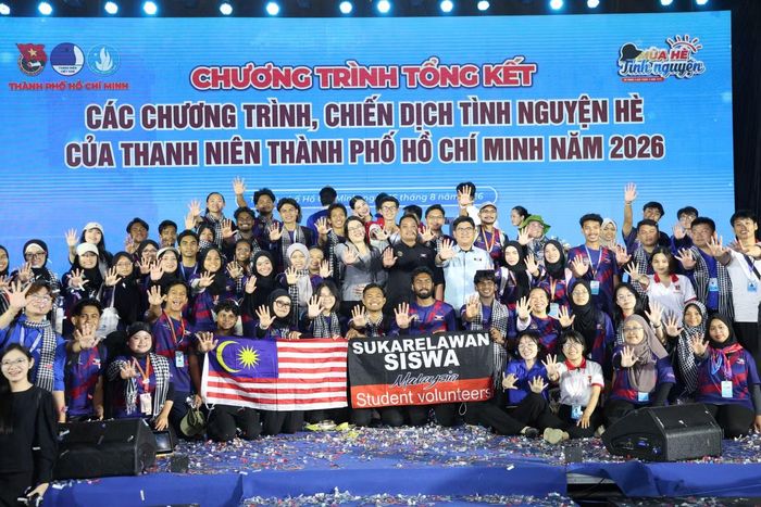 Các bạn trẻ đến từ Malaysia chung vui với tuổi trẻ TPHCM trong đêm tổng kết. Năm nay, đội hình tiếp tục đồng hành với thanh niên TPHCM để thực hiện nhiều nội dung tình nguyện hè tại các địa bàn.