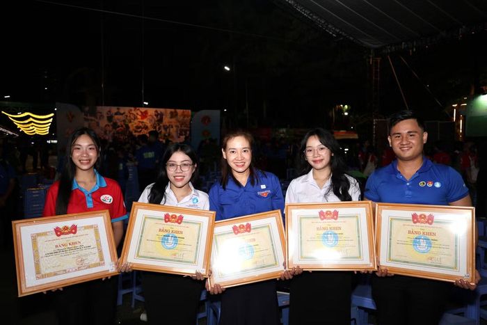Bạn trẻ TPHCM đón nhận bằng khen sau những ngày cống hiến cho cộng đồng qua những công trình, phần việc thiết thực.