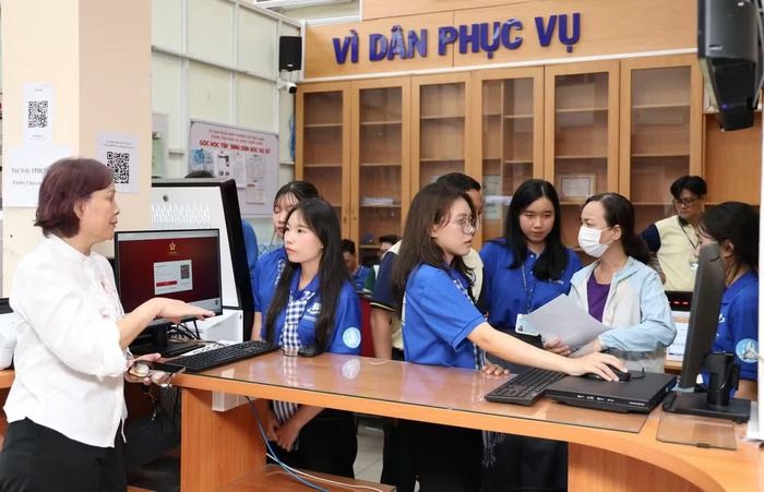  Sinh viên TPHCM hỗ trợ người dân giải quyết thủ tục hành chính trong dịp hè. ﻿Ảnh: Ngô Tùng 