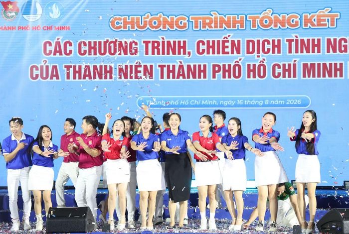 Đội Tình nguyện viên nghệ sĩ TPHCM mang đến những tiết mục văn nghệ ý nghĩa trong đêm tổng kết các chương trình, chiến dịch tình nguyện hè. Ảnh: Ngô Tùng