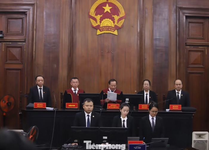 Tại phòng xử án A, HĐXX làm việc ở vị trí trung tâm, phía trước là bục khai báo và khu vực dành cho các bị cáo. Ảnh: Nguyễn Tiến