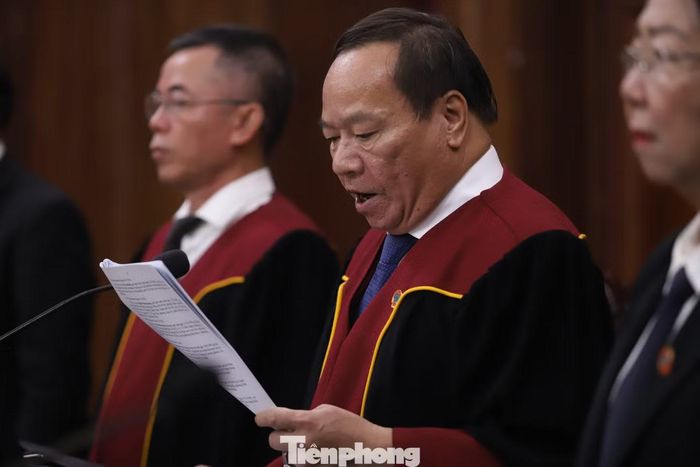 Thẩm phán Vũ Thanh Lâm, Chánh Tòa Hình sự TAND TPHCM, chủ tọa phiên tòa, tuyên bố khai mạc phiên xét xử 227 bị cáo trong chuyên án ma túy VN10. Ảnh: Nguyễn Tiến