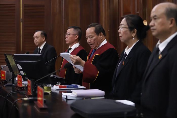 Chuyên án VN10 bắt đầu từ ngày 16/3/2023, khi lực lượng chức năng kiểm tra hành lý của 4 nữ tiếp viên trên chuyến bay VN10 và phát hiện có 157 trong tổng số 327 tuýp kem đánh răng chứa hơn 11kg ma túy, gồm Ketamine và MDMA. Ảnh: Nguyễn Tiến
