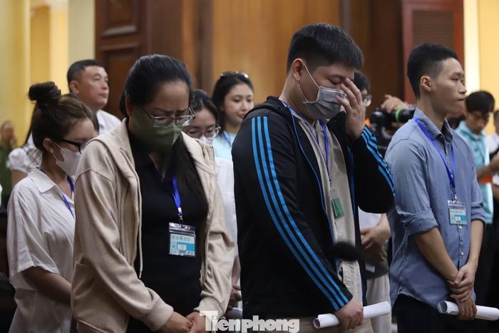 Các bị cáo được tại ngoại cũng có mặt tại phòng xử án, ngồi theo vị trí được bố trí và chờ đến giờ HĐXX làm thủ tục khai mạc. Ảnh: Nguyễn Tiến