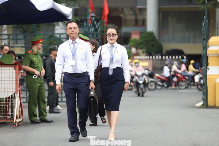 Hàng loạt luật sư có mặt từ sớm, chuẩn bị hồ sơ tham gia bào chữa cho 227 bị cáo trong vụ án. Ảnh: Nguyễn Tiến