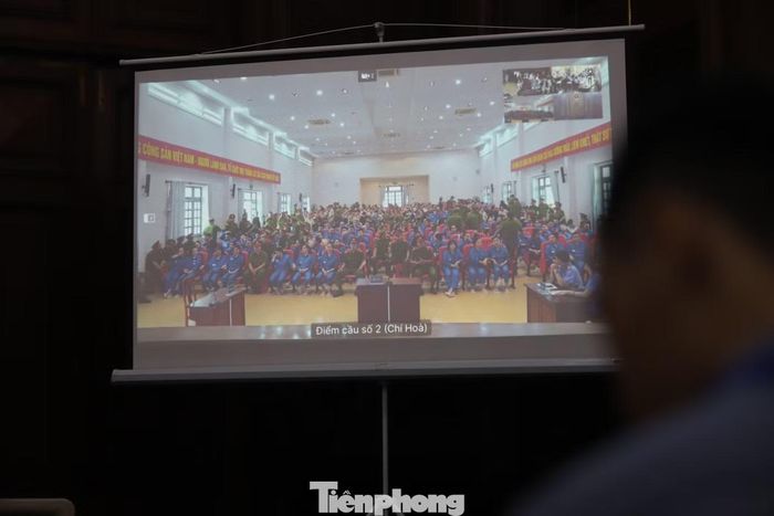 Hệ thống màn hình, thiết bị truyền dẫn được bố trí tại phòng xử án, phục vụ kết nối trực tuyến giữa điểm cầu TAND TPHCM và Trại tạm giam T30. Ảnh: Nguyễn Tiến