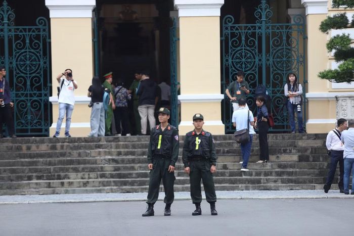 An ninh thắt chặt tại phiên tòa, cảnh sát có mặt từ rạng sáng, kiểm soát chặt chẽ người và phương tiện ra vào khu vực TAND TPHCM. Ảnh: Nguyễn Tiến