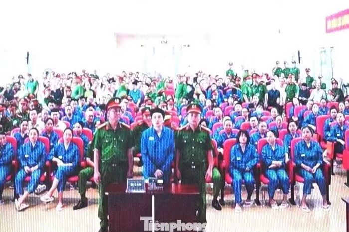 Nguyễn Trung Hiếu (ca sĩ Chi Dân), bị xét xử về tội “Tổ chức sử dụng trái phép chất ma túy”. Ảnh: Chụp qua màn hình.