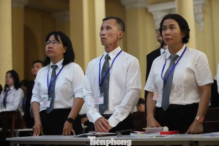 Rất đông luật sư có mặt từ sáng sớm tại TAND TPHCM, chuẩn bị hồ sơ, tài liệu tham gia bào chữa cho các bị cáo trong phiên tòa VN10. Ảnh: Nguyễn Tiến