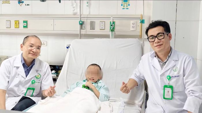 Bệnh nhi vui vẻ bên các bác sĩ sau ca mổ.