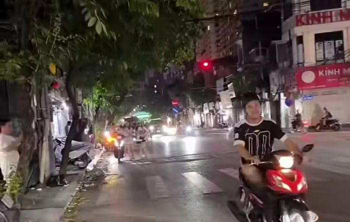 Đèn tín hiệu hiển thị màu đỏ trong thời gian dài.