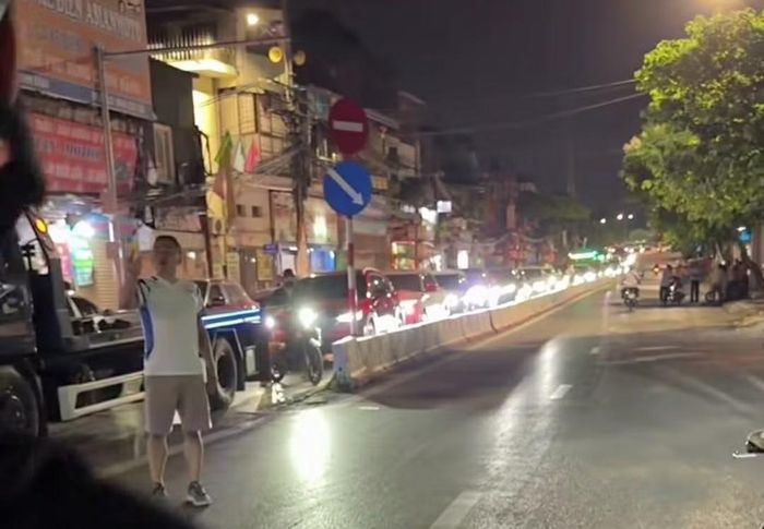 Phương tiện xếp hàng dài từ đê Nguyễn Khoái đi Minh Khai.