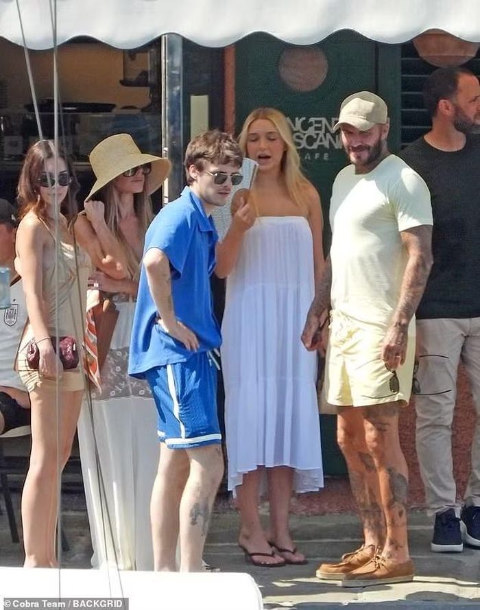 Gia đình Beckham đang trong kỳ nghỉ hè, bà Beck liên tục gây sốt với vóc dáng săn chắc.