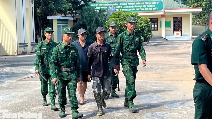 Hai đối tượng bị lực lượng chức năng bắt giữ. Ảnh: Trung Dũng.