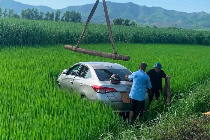 Chiếc ô tô lao xuống ruộng bên đường.