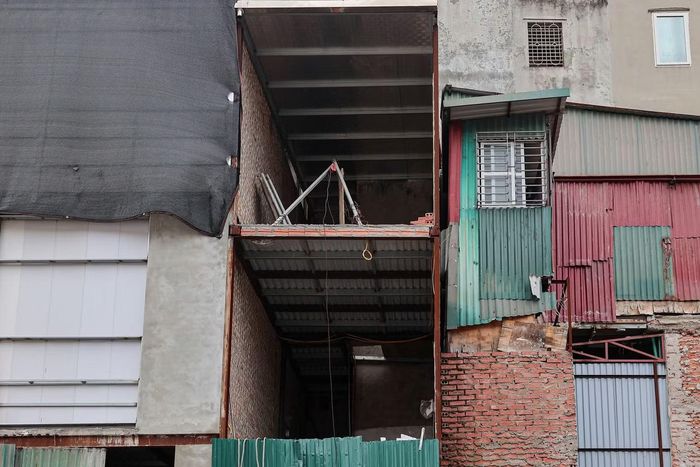 Một số ngôi nhà trên đường La Thành phải tạm dừng thi công do nằm trong phạm vi giải phóng mặt bằng.
