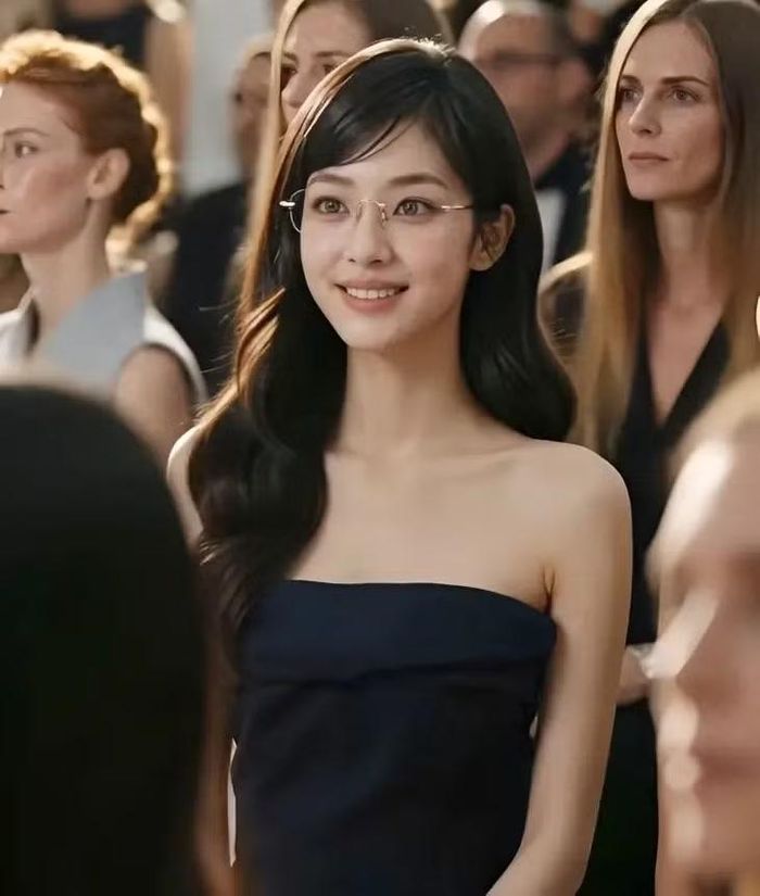 Phương Đào Tử (phải) nổi tiếng nhờ biểu cảm tự nhiên như người thật. Khán giả từng đặt câu hỏi về việc ngôi sao AI thay thế các diễn viên không giỏi diễn xuất.