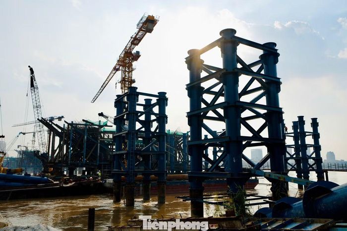Tính đến nay, giá trị sản lượng thi công dự án cầu Trần Hưng Đạo đã đạt 30,15%.Theo kế hoạch, cuối tháng 8/2026, các cấu kiện vòm thép cầu chính sẽ được cẩu lắp, từng bước định hình kiến trúc đặc trưng của cây cầu.