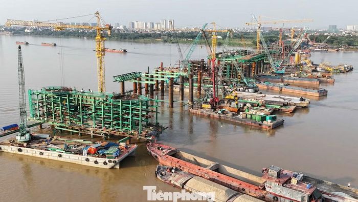 Đến nay, toàn bộ 128/128 cọc khoan nhồi của phần cầu chính đã hoàn thành; 6/7 bệ trụ cầu chính cũng được thi công xong.