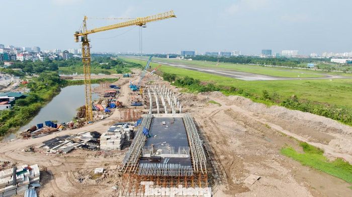 Một trong những hạng mục đáng chú ý hiện nay là công tác đúc dầm hộp bê tông cốt thép dự ứng lực tại khu vực bờ Long Biên.