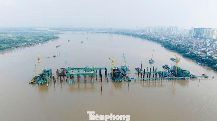UBND TP. Hà Nội đã yêu cầu nghiên cứu phương án tổ chức thi công linh hoạt trong mùa mưa lũ, vừa bảo đảm an toàn đê điều, khả năng thoát lũ, vừa hạn chế ảnh hưởng tới tiến độ dự án.
