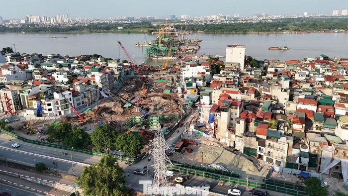 Hà Nội đang yêu cầu các đơn vị đẩy nhanh tiến độ, tổ chức thi công linh hoạt trong mùa mưa lũ, hướng tới mục tiêu hoàn thành công trình trước Hội nghị APEC 2027. Trong ảnh, toàn cảnh công trường nhìn từ phố Trần Hưng Đạo.