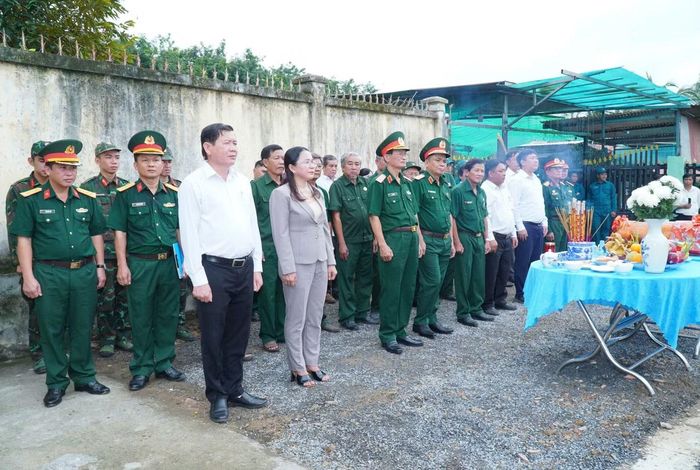 Đại biểu dự buổi triển khai tìm kiếm, quy tập hài cốt liệt sĩ tại ấp Lạc An 3, xã Thường Tân.