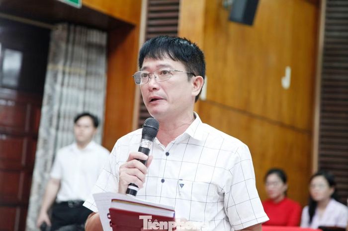Cán bộ Mặt trận cơ sở gửi kiến nghị đến lãnh đạo tỉnh Bắc Ninh tại buổi đối thoại. (Ảnh: Nguyễn Thắng)