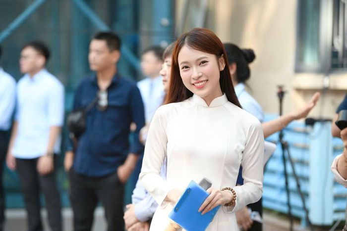 MC Khánh Vy, người có nhiều năm hoạt động trong lĩnh vực giáo dục, ngoại ngữ và truyền thông, mang đến diễn đàn góc nhìn gần gũi với thế hệ học sinh đang lớn lên cùng internet khi giao lưu, trò chuyện cùng các em học sinh trong chương trình.