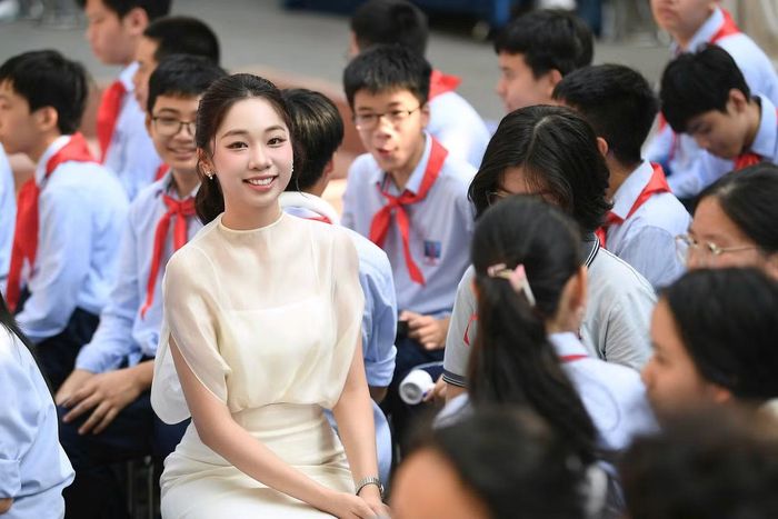 Á hậu Vân Nhi, người đẹp Phạm Thùy Dương nhận được sự chào đón của gần 2.000 học sinh tới tham dự chương trình.