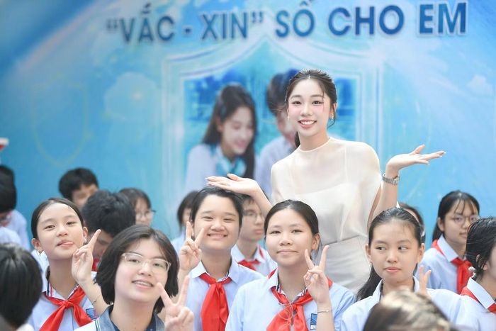 Với chủ đề Vắc-xin số cho em, chương trình hướng tới việc trang bị cho trẻ em khả năng nhận diện và ứng phó với những rủi ro trên môi trường mạng, đồng thời nhấn mạnh vai trò đồng hành của gia đình, nhà trường và cộng đồng.