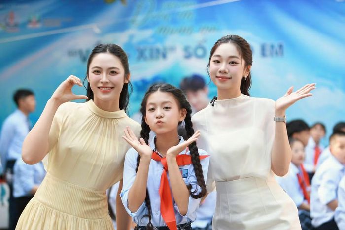 Ca sĩ nhí Ali Thục Phương chụp ảnh cùng Á hậu Vân Nhi, người đẹp Phạm Thùy Dương. Cô là học sinh lớp 8 của trường THCS Nguyễn Siêu. Tới tham dự chương trình, Ali Thục Phương cũng gửi tới các khách mời và học sinh tiết mục sôi động.