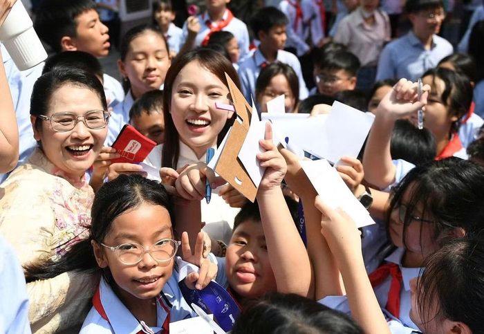 Các em học sinh xin chữ ký Á hậu Vân Nhi, MC Khánh Vy khi kết thúc chương trình.