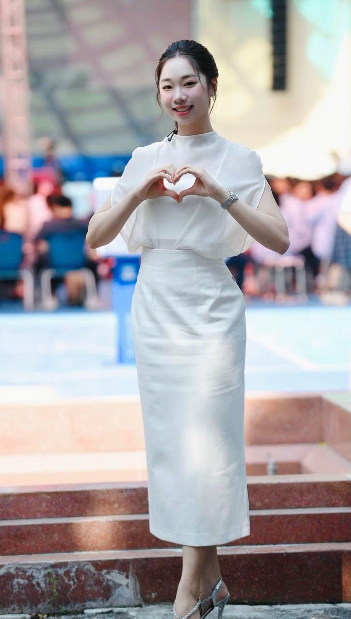 "Khi trẻ được lắng nghe thay vì bị phán xét, các em dễ dàng tìm kiếm sự hỗ trợ hơn khi gặp khó khăn", cô chia sẻ.