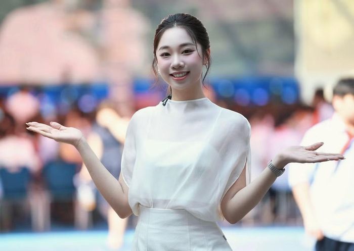 Người đẹp Phạm Thùy Dương cũng dành sự quan tâm tới vấn đề sức khỏe tinh thần của học sinh. Thùy Dương đánh giá cao việc diễn đàn để học sinh trực tiếp đặt câu hỏi, bày tỏ quan điểm và kể những câu chuyện của mình.