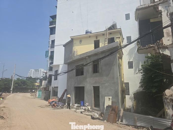 Ghi nhận của PV Tiền Phong, sau khi thực hiện GPMB, một số công trình tại đây bị cắt xén đã không còn đủ diện tích để xây dựng, có nguy cơ xuất hiện nhà "siêu mỏng, siêu méo".
